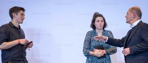 Die Klimaaktivisten Lea Bonasera und Henning Jeschke trafen Olaf Scholz - und stritten.