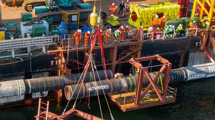 Fachleute an Bord des Verlegeschiffs "Fortuna" verbinden in der Ostsee über Wasser Rohre der Nord Stream 2-Pipeline.