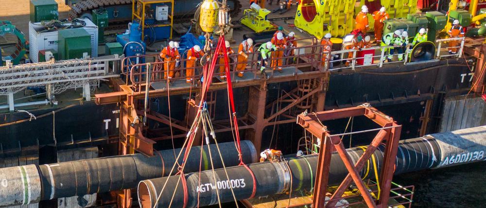Fachleute an Bord des Verlegeschiffs "Fortuna" verbinden in der Ostsee über Wasser Rohre der Nord Stream 2-Pipeline.