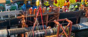 Fachleute an Bord des Verlegeschiffs "Fortuna" verbinden in der Ostsee über Wasser Rohre der Nord Stream 2-Pipeline.