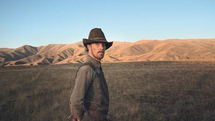 Zweiter Blick. Der raubeinige Phil (Benedict Cumberbatch) trägt breitbeinig sein Cowboy-Image vor sich her - und ist doch auch ganz anders.