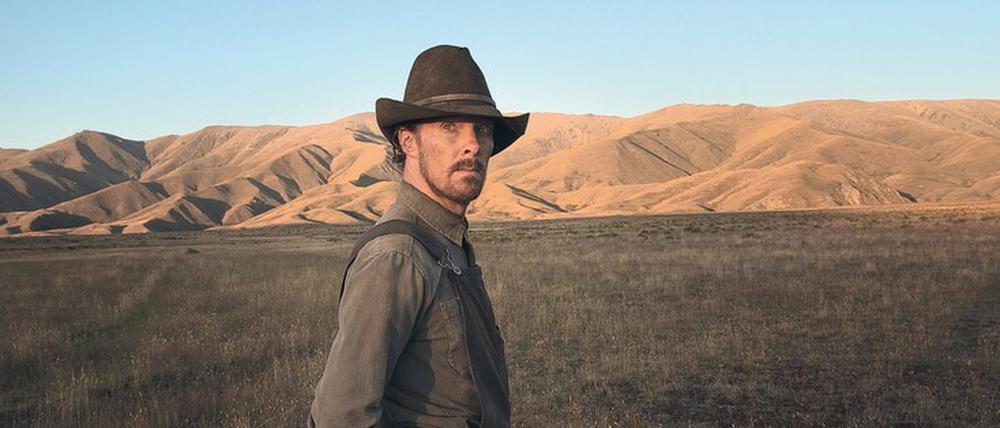 Zweiter Blick. Der raubeinige Phil (Benedict Cumberbatch) trägt breitbeinig sein Cowboy-Image vor sich her - und ist doch auch ganz anders.