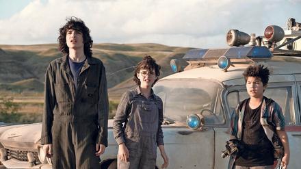 Generation Z im Geistermobil. Trevor (Finn Wolfhard), Phoebe (Mckenna Grace) und „Podcast“ (Logan Kim) jagen den Dämonengott Gozer.