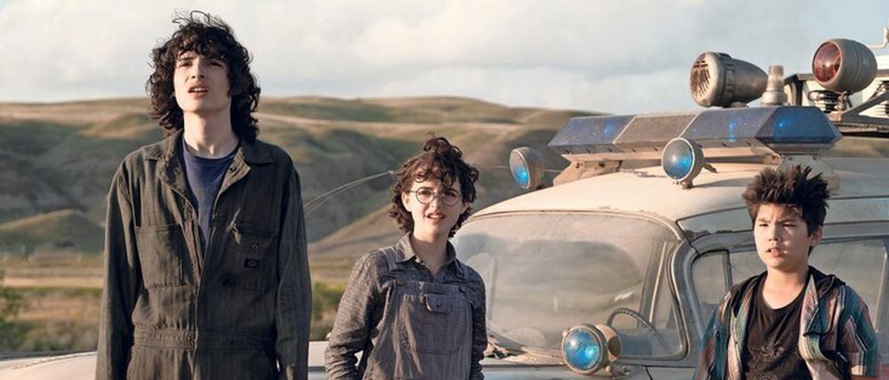 Generation Z im Geistermobil. Trevor (Finn Wolfhard), Phoebe (Mckenna Grace) und „Podcast“ (Logan Kim) jagen den Dämonengott Gozer.
