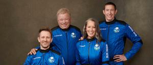 Tod bei einem Flugzeugabsturz: Glen de Vries (hinten rechts neben William Shatner) vor seinem Flug ins Weltall am 12. Oktober 2021