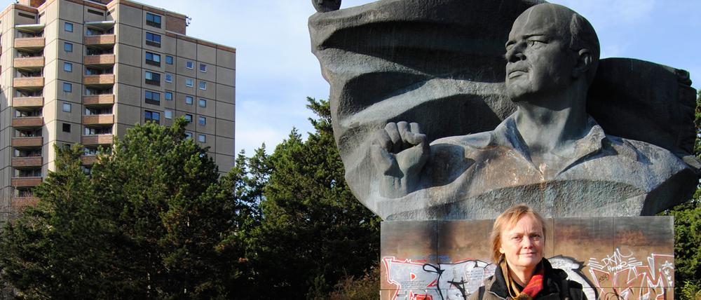 Sie hat so viel Material über das Thälmann-Denkmal, sagt Betina Kuntzsch, sie könnte noch weitere Filme darüber machen.