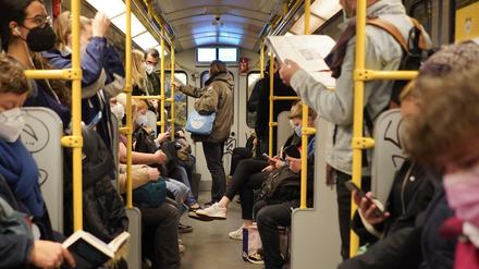 Blick in eine Berliner Bahn der Linie U3