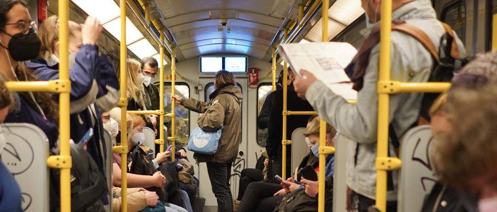 Blick in eine Berliner Bahn der Linie U3