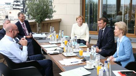 Muss immer gleich die Kanzlerin ran? Ein Europaminister soll deutsche Interessen in Brüssel koordinieren und mit Gewicht vertreten, fordert der langjährige Europapolitik Elmar Brok. Das Bild zeigt (von rechts nach links) EU-Kommissionspräsidentin Ursula von der Leyen, den französischen Präsidenten Emmanuel Macron, Bundeskanzlerin Angela Merkel und den Ratsvorsitzenden Charles Michel.