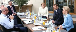 Muss immer gleich die Kanzlerin ran? Ein Europaminister soll deutsche Interessen in Brüssel koordinieren und mit Gewicht vertreten, fordert der langjährige Europapolitik Elmar Brok. Das Bild zeigt (von rechts nach links) EU-Kommissionspräsidentin Ursula von der Leyen, den französischen Präsidenten Emmanuel Macron, Bundeskanzlerin Angela Merkel und den Ratsvorsitzenden Charles Michel.