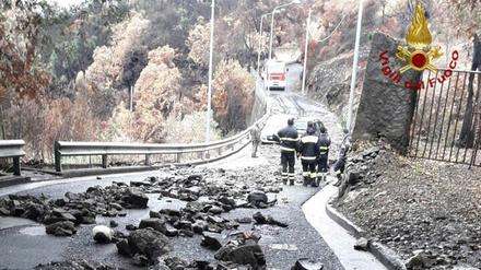 Die Straße zwischen Cuglieri und Santu Lussurgiu in der Provinz Oristano auf Sardinien ist durch einen Erdrutsch blockiert. 