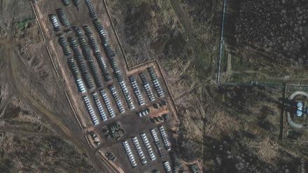 Ein Satellitenfoto angeblicher russischer Militärfahrzeuge in der Ukraine