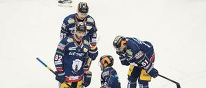 Wohin geht der Weg bei den Eisbären? Vor der Länderspielpause lief es nicht rund bei den Berlinern. Und nun kommt vor dem Spiel gegen Mannheim auch noch die Furcht vor möglichen Geisterspielen hinzu. 