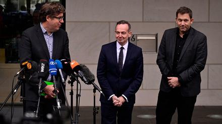 Die Generalsekretäre er Ampel-Parteien, Michael Kellner (Grüne), Volker Wissing (FDP) und Lars Klingbeil (SPD) verkünden den Zeitplan der Koalitionsvehandlungen.