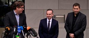 Die Generalsekretäre er Ampel-Parteien, Michael Kellner (Grüne), Volker Wissing (FDP) und Lars Klingbeil (SPD) verkünden den Zeitplan der Koalitionsvehandlungen.