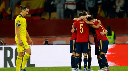 Spanien hat sich direkt für Katar qualifiziert, Zlatan Ibrahimovic und seine Schweden müssen in die Play-offs. 