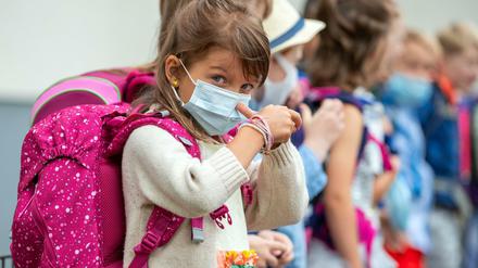 Kinder leiden unter den Schulschließungen. Deshalb sollte der Unterricht unter keinen Umständen ausfallen, meint unser Kommentator.