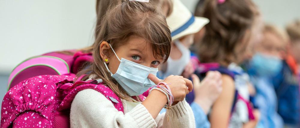 Kinder leiden unter den Schulschließungen. Deshalb sollte der Unterricht unter keinen Umständen ausfallen, meint unser Kommentator.