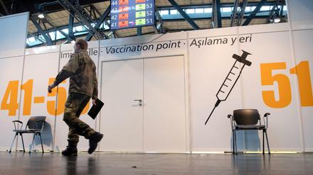 Ein Bundeswehr-Soldat hilft in einem Corona-Impfzentrum aus.
