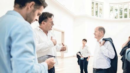 "Sie haben 60 Minuten." Olaf Grawert, Mitkurator des deutschen Pavillons (links), mit Architekt Arno Brandlhuber und dem Kanzlerkandidaten Olaf Scholz vor einem Hintergrundgespräch über das Thema Wohnen und Bauen auf der Architekturbiennale in Venedig am 10. Juli. Dabei ging es auch um ein eigenständiges Bauministerium, so Gesprächsteilnehmer Brandelhuber.