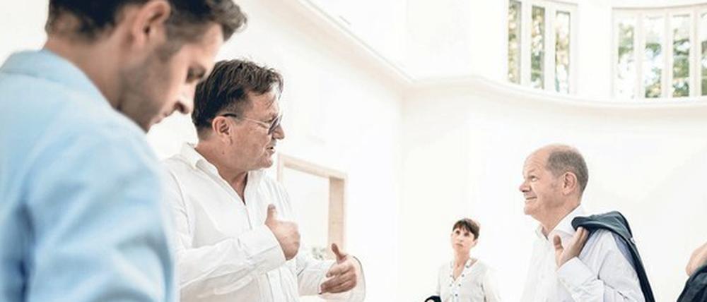 "Sie haben 60 Minuten." Olaf Grawert, Mitkurator des deutschen Pavillons (links), mit Architekt Arno Brandlhuber und dem Kanzlerkandidaten Olaf Scholz vor einem Hintergrundgespräch über das Thema Wohnen und Bauen auf der Architekturbiennale in Venedig am 10. Juli. Dabei ging es auch um ein eigenständiges Bauministerium, so Gesprächsteilnehmer Brandelhuber.