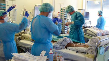 Dass tatsächlich flächendeckend das Gesundheitssystem überlastet werden könnte, erscheint vielen selbst nach mehr als anderthalb Jahren Pandemie undenkbar.