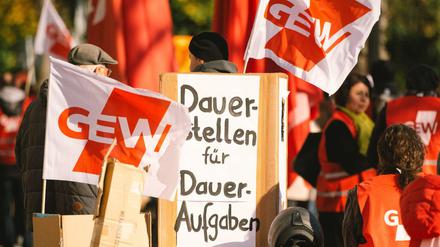 Bei einer GEW-Demo werden "Dauerstellen für Daueraufgaben" gefordert.