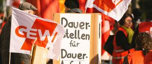 Bei einer GEW-Demo werden "Dauerstellen für Daueraufgaben" gefordert.