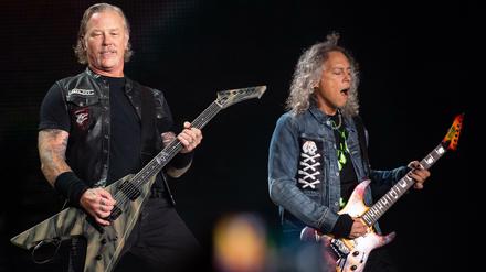 James Hetfield (l), Frontsänger von Metallica, und Kirk Hammett, Gitarrist, im Berliner Olympiastadion.