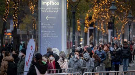 Lockdown für Ungeimpfte in Österreich - und plötzlich wollen sich viele impfen lassen. Schlangen vor Impfangeboten auf dem Weihnachtsmarkt in Wien.