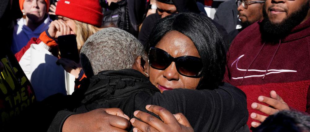 Unterstützer von Julius Jones zeigen sich nach der Entscheidung gegen die Hinrichtung erleichtert.