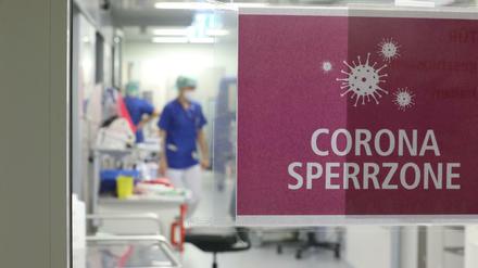 "Corona Sperrzone" steht auf einem Schild am Eingang der Covid-19 Intensivstation im SRH Waldklinikum.