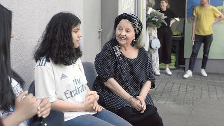 Von wegen entrückt. Hanna Schygulla dreht Videos mit syrischen Mädchen zum Thema Migration. Sie hilft einem Berliner Verein, der Flüchtlingskinder begleitet. 