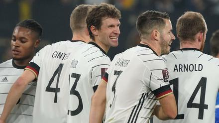 Tor ist Tor. Und deshalb kann sich Thomas Müller (Mitte) auch über sein 8:0 gegen Liechtenstein ausgelassen freuen.