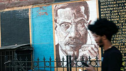 Ein Bild von Malcolm X an einer Mauer in New York