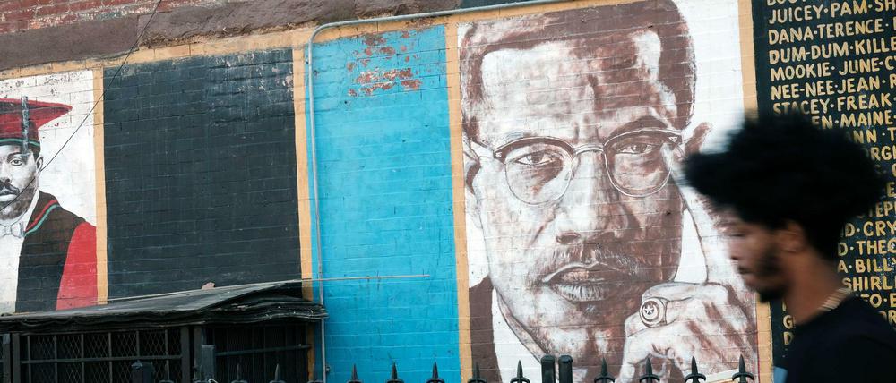 Ein Bild von Malcolm X an einer Mauer in New York 