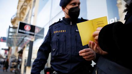 In Wien kontrolliert die Polizei aufgrund des Lockdowns für Ungeimpfte die Impfnachweise der Passantinnen und Passanten.