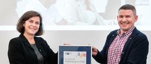 Ausgezeichnet. Silke Richter von der IHK überreicht Ausbildungsleiter Christian Mackels die Urkunde.