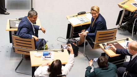 Bitte lächeln. Raed Saleh (links) tritt heute als Erster ans Rednerpult. Neben ihm die designierte Regierende Bürgermeisterin Franziska Giffey.
