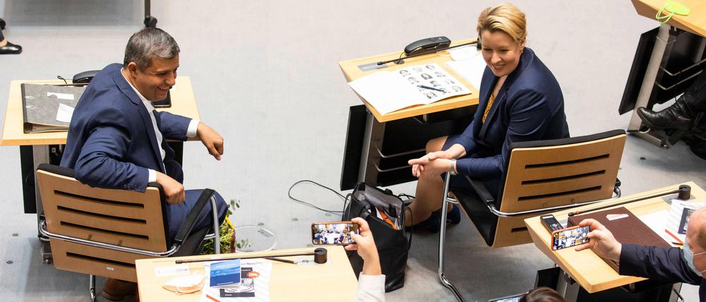 Bitte lächeln. Raed Saleh (links) tritt heute als Erster ans Rednerpult. Neben ihm die designierte Regierende Bürgermeisterin Franziska Giffey.