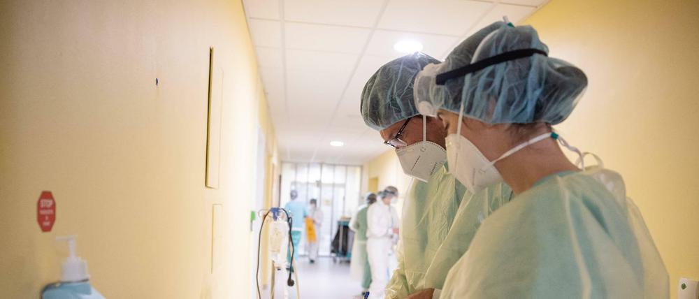 Zwei Ärzte im Krankenhaus.
