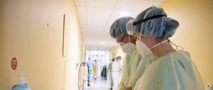 Zwei Ärzte im Krankenhaus.