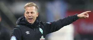 Ist nix dran, sagt er. Der Bremer Trainer Markus Anfang gestikuliert am Spielfeldrand. 