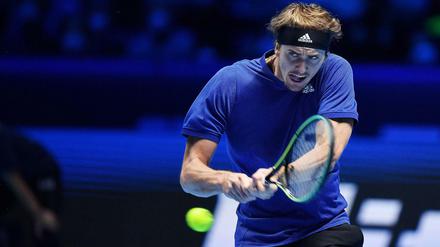 Olympiasieger Alexander Zverev muss beim Saisonfinale der acht besten Tennisspieler um das Halbfinale bangen.