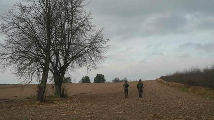 Soldaten patrouillieren in der Nähe der Militärbasis Wiejki in Polen.