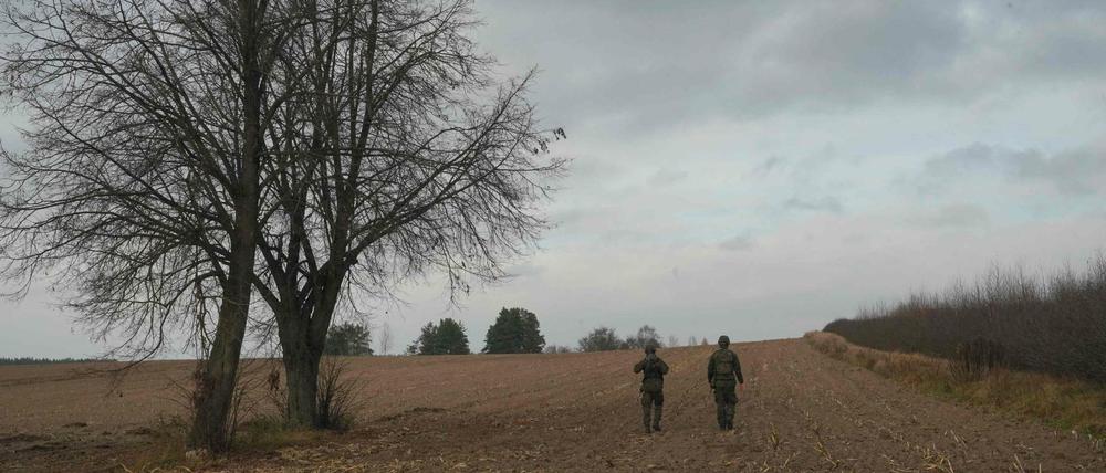 Soldaten patrouillieren in der Nähe der Militärbasis Wiejki in Polen. 