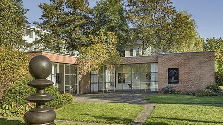 En Bauer aus Bronze vor dem Mies-Haus, der dem Schachbrett entflohen ist.