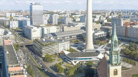 Das Gelände Karl-Liebknecht-/Ecke Gontardstraße ist eines der letzten unbebauten Filetgrundstücke dieser Größenordnung am Alexanderplatz. Mit dem Aushub der Baugrube wurde vor vier Wochen begonnen. Das Panoramahaus am Sockel des Fernsehturms ist nicht denkmalgeschützt und könnte daher womöglich zu einem späteren Zeitpunkt abgerissen werden.