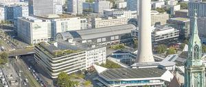 Das Gelände Karl-Liebknecht-/Ecke Gontardstraße ist eines der letzten unbebauten Filetgrundstücke dieser Größenordnung am Alexanderplatz. Mit dem Aushub der Baugrube wurde vor vier Wochen begonnen. Das Panoramahaus am Sockel des Fernsehturms ist nicht denkmalgeschützt und könnte daher womöglich zu einem späteren Zeitpunkt abgerissen werden. 