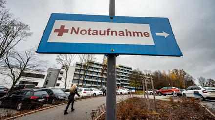 Hinweis auf die Zufahrt zur Notaufnahme der Rottal-Inn Kliniken in Bayern.